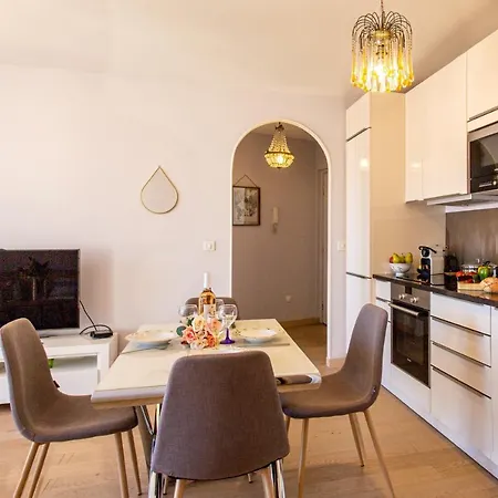 Apartment Providence - Elegant F3, Vue Incroyable, Balcon,ascenseur, Wifi *